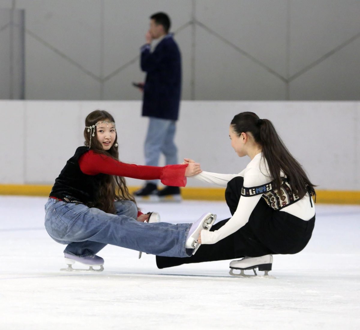 В Алматы прошло массовое катание на льду в национальных костюмах