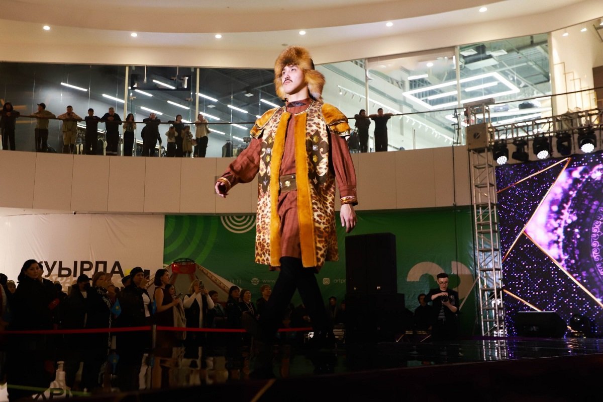 «Мы – единый народ Казахстана»: в Усть-Каменогорске прошел парад национальной одежды