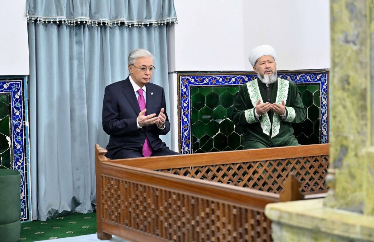 Президент посетил мавзолей Ходжи Ахмеда Яссауи в Туркестане