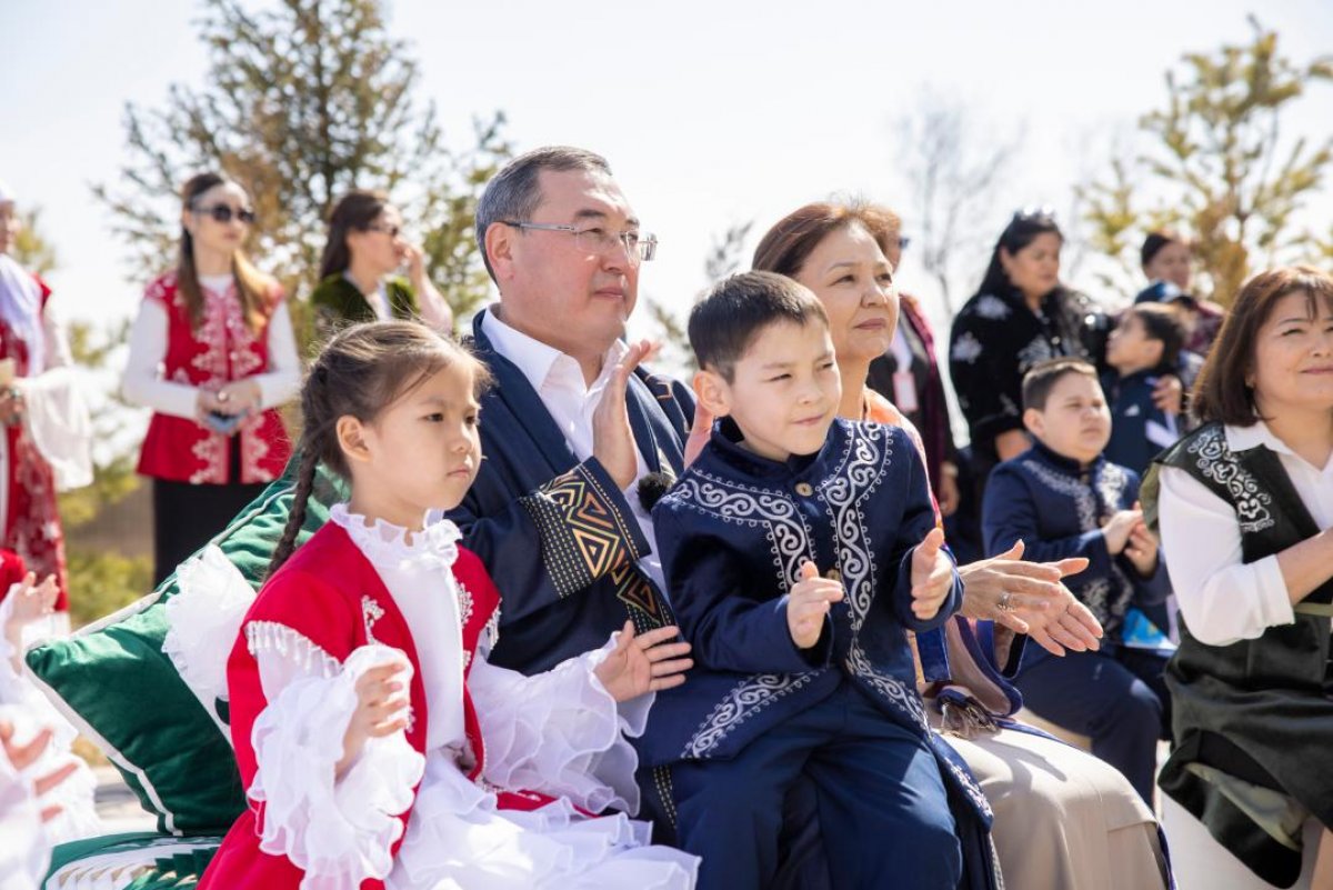 Марат Султангазиев поздравил детей с Наурызом и поддержал их творческие инициативы