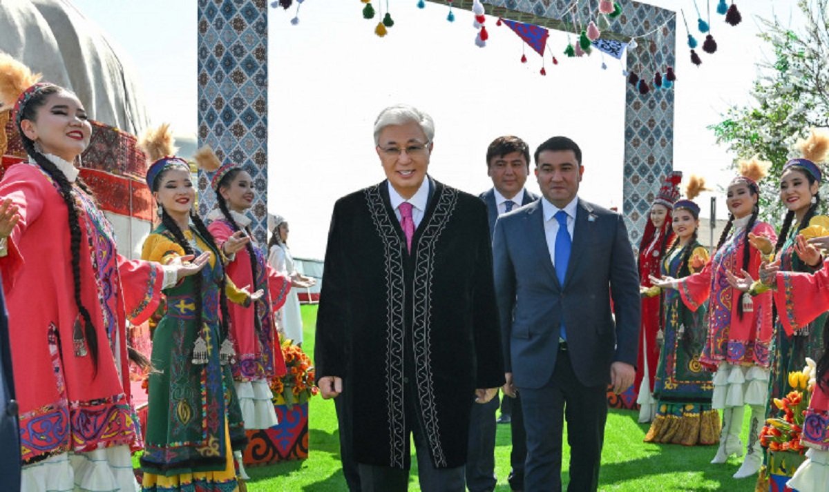 Президент принял участие в народных гуляньях по случаю праздника Наурыз в Туркестане
