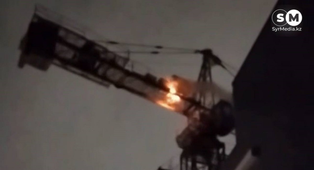 В Алматы загорелся башенный кран в ЖК Elite Life 2