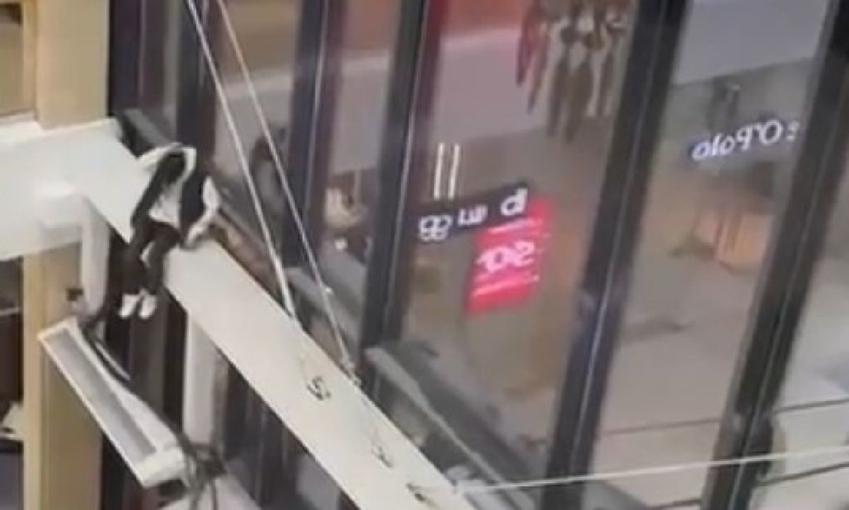 Подросток сорвался с высоты в ТРЦ Infinity в Атырау