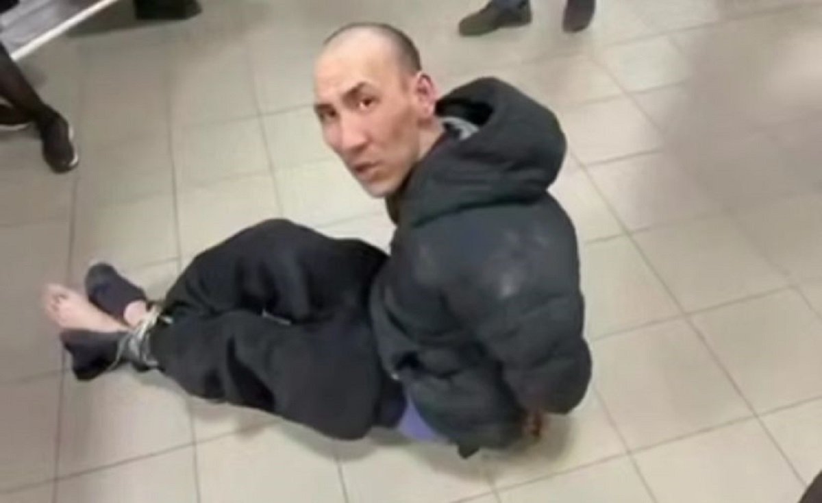 Двое с топором пытались похитить товар на рынке в Уральске