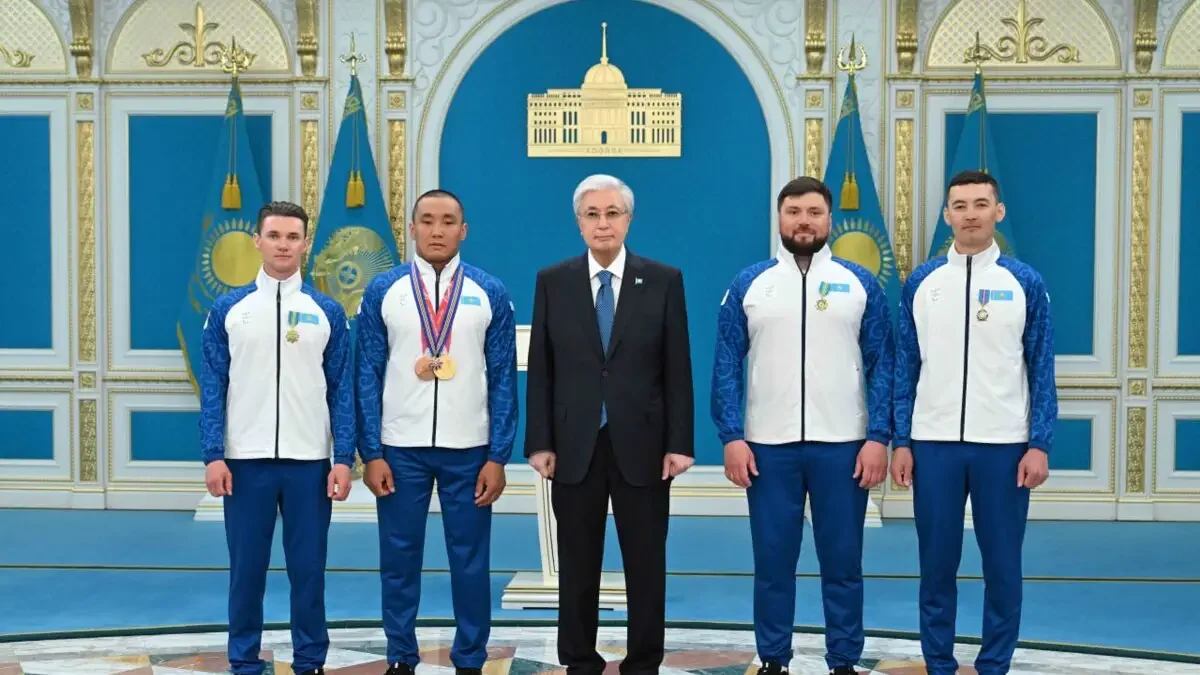 Токаев наградил паралимпийского чемпиона Ербола Хамитова орденом «Барыс» III степени