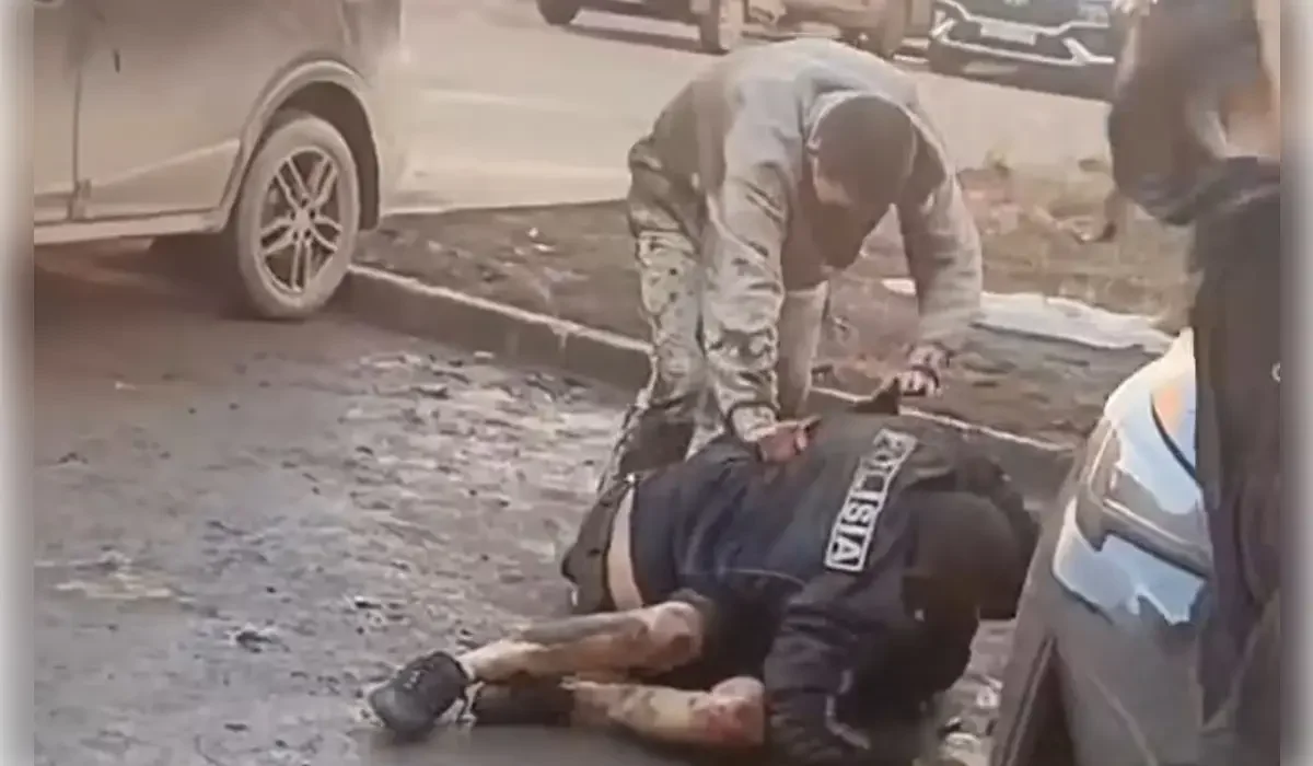 «Замечание обернулось расправой»: В Костанае пьяная толпа избила полицейского на глазах у его детей