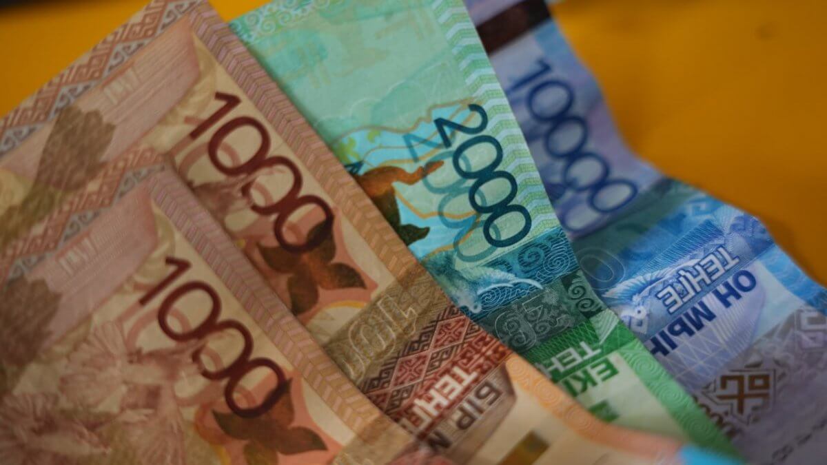 Тенге идет на рекорд: Доллар в Казахстане упал до минимума с лета 2024 года