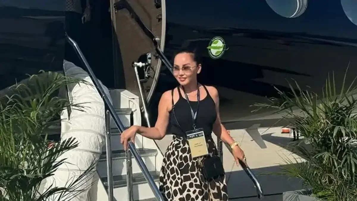 Баян Алагузова показала роскошный полет на частном самолёте и пошутила о «секрете успеха»