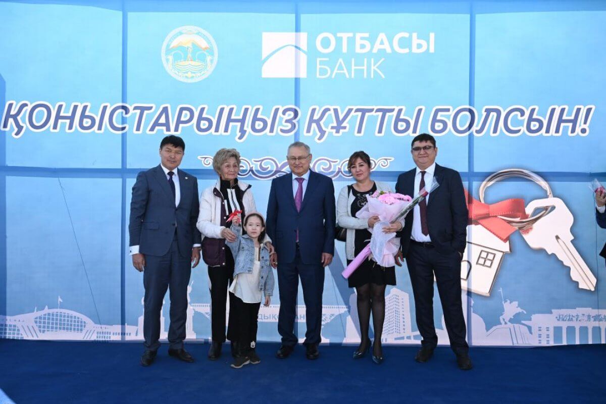 Бейбит Исабаев вручил очередникам ключи от новых домов