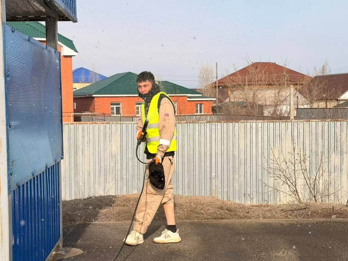 «Я не в том настроении»: Qarakesek убирает мусор и моет остановку