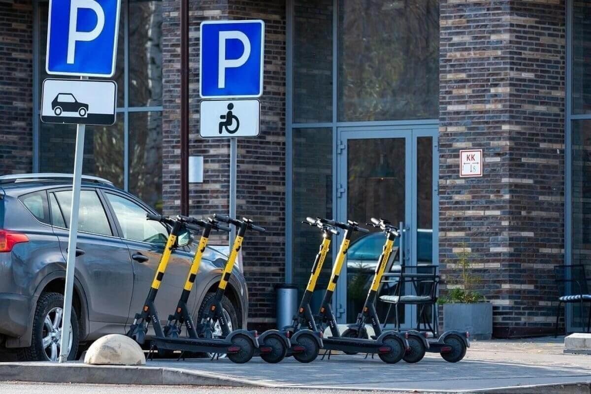 В Астане усилят контроль за электросамокатчиками для повышения безопасности на дорогах