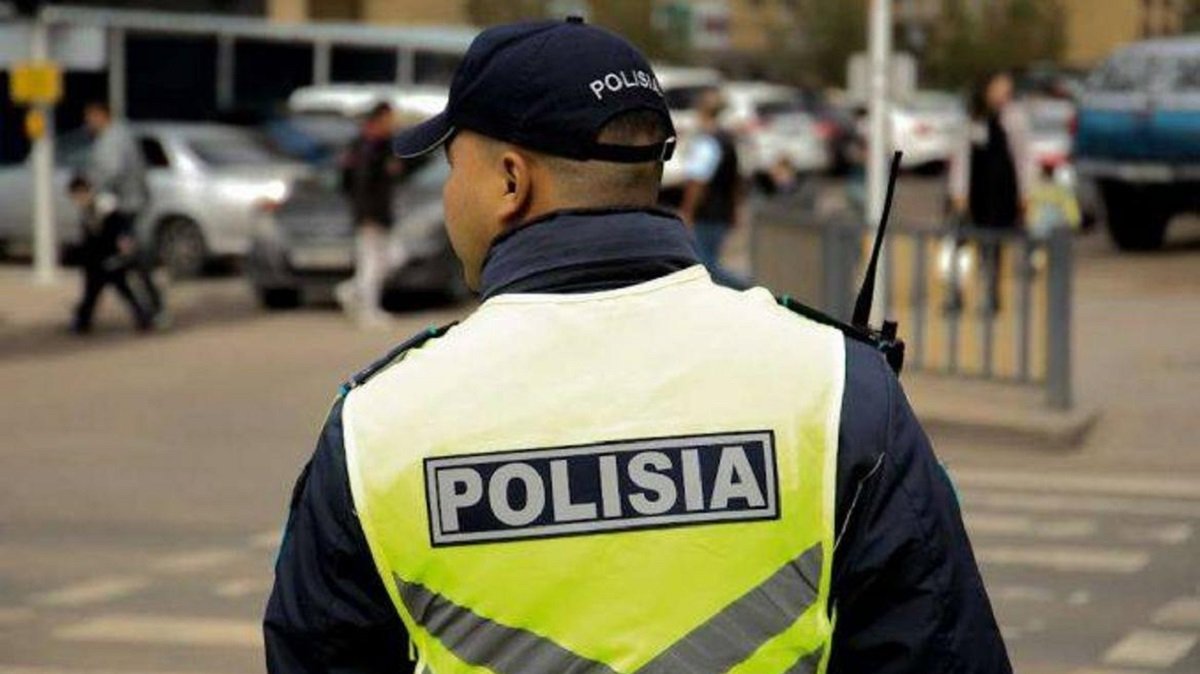 Группа парней напала на полицейских в Атырауской области