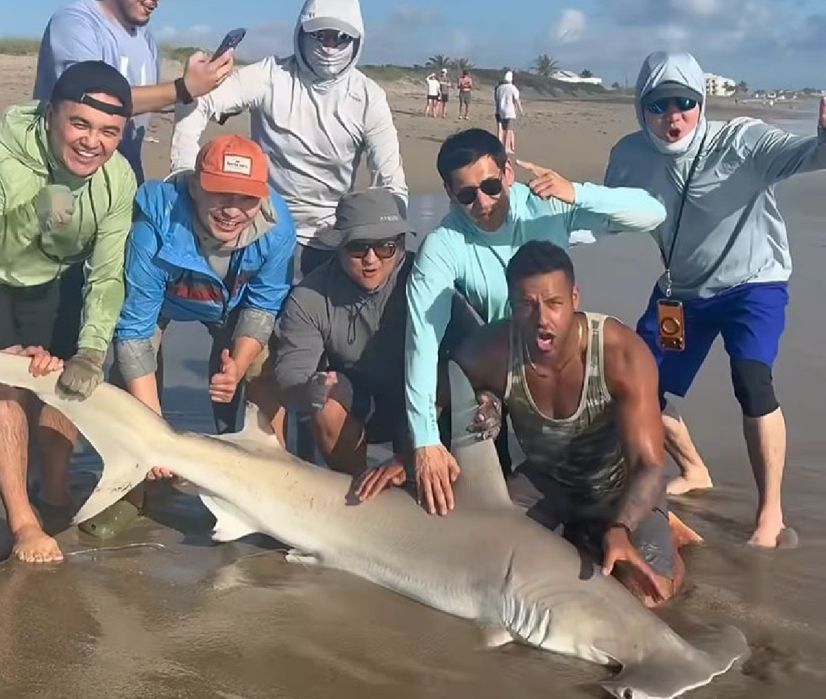 Экстремальная рыбалка: Туристы из Казахстана поймали акулу у побережья Майами