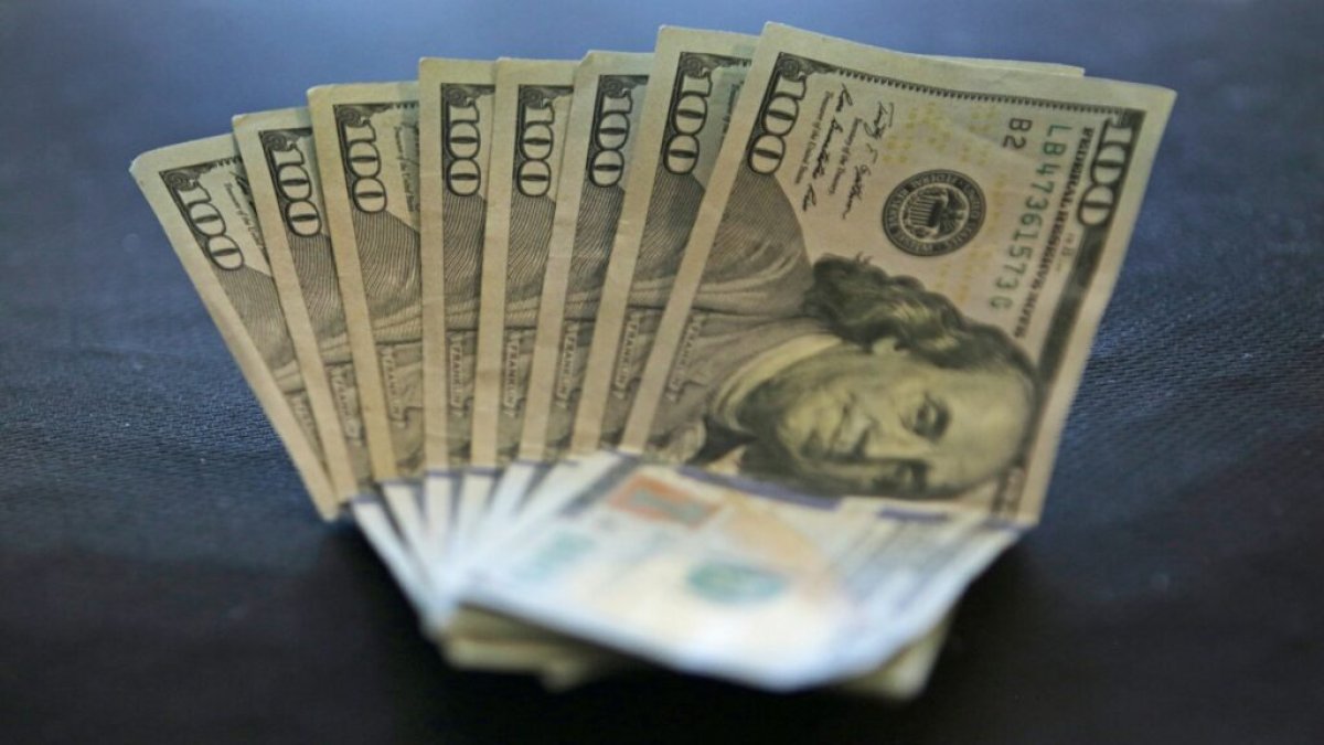Валютный откат: Курс доллара в обменниках Алматы упал ниже официального