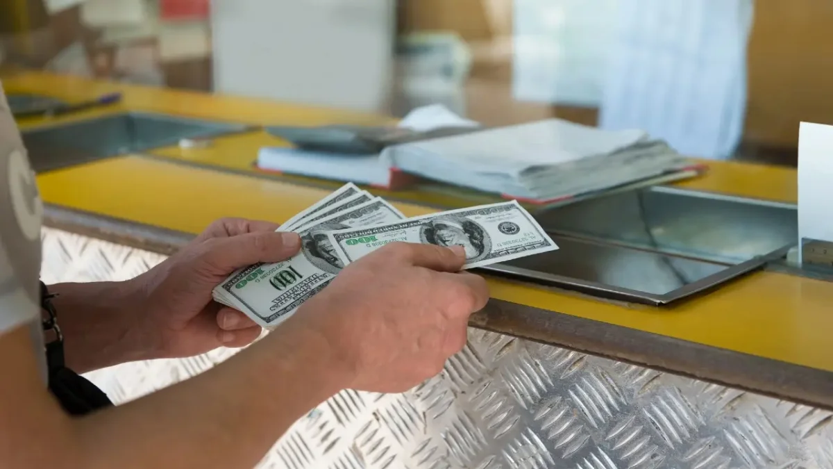 Доллар продолжает падение: сколько стоит валюта в обменных пунктах Казахстана