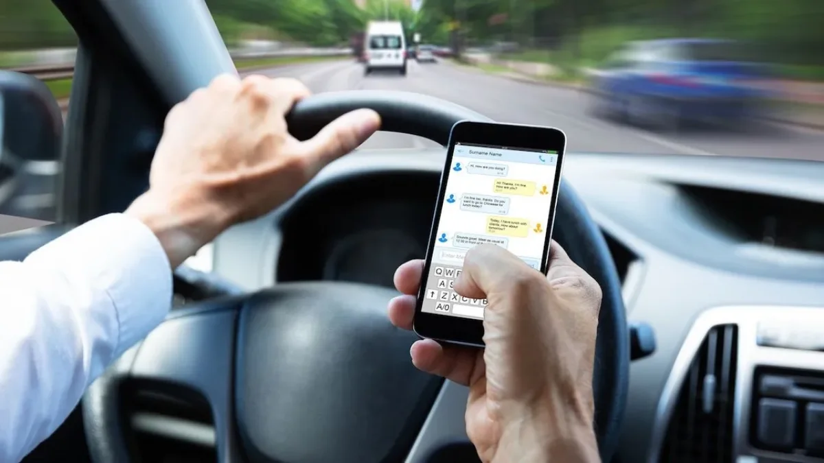 Штрафы за телефон за рулем предлагают пересмотреть: что не так с действующей нормой