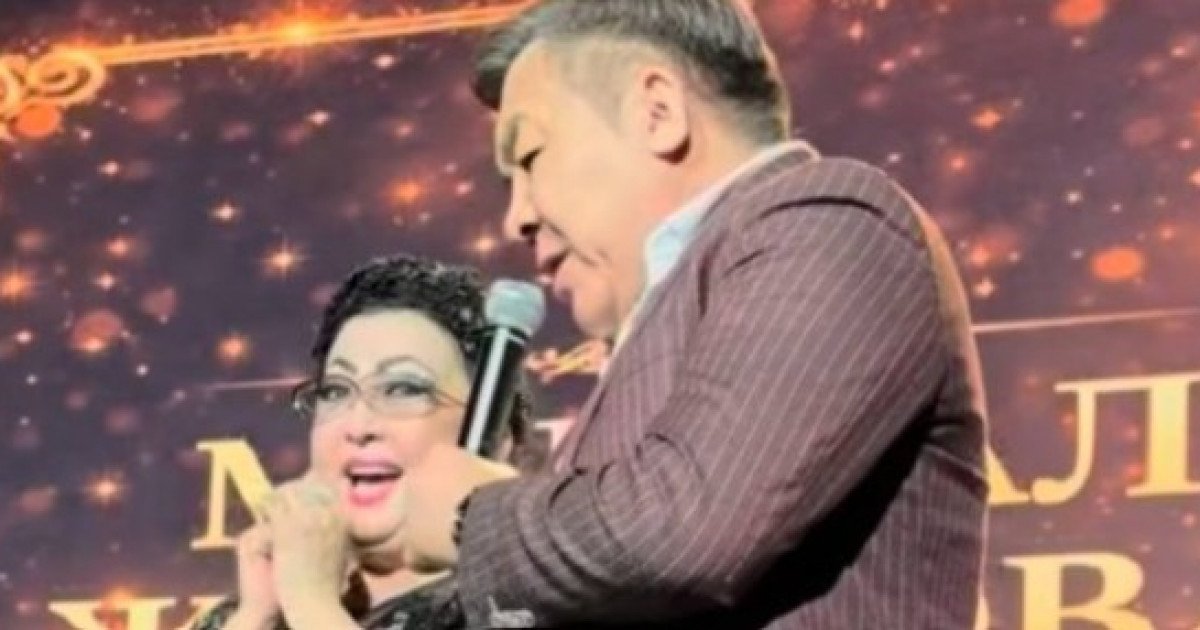 Поклонник признался в любви Макпал Жунусовой прямо на сцене во время концерта в Актау