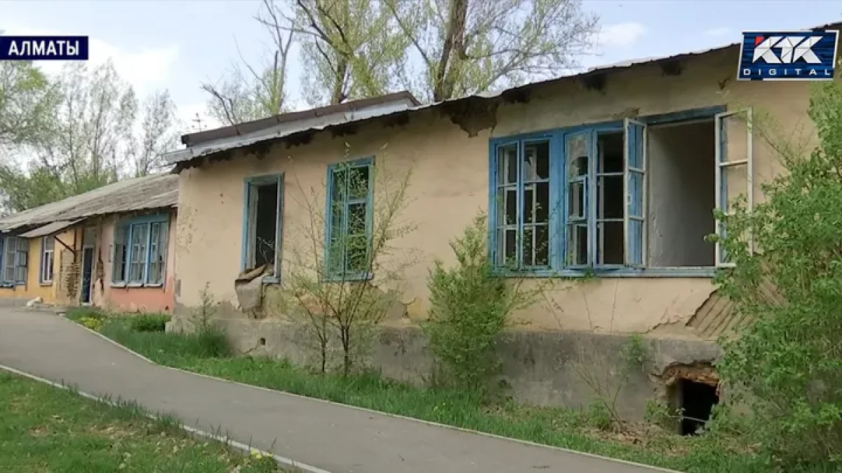 «Страшно выпускать детей»: что происходит в заброшке рядом с детской площадкой в Алматы