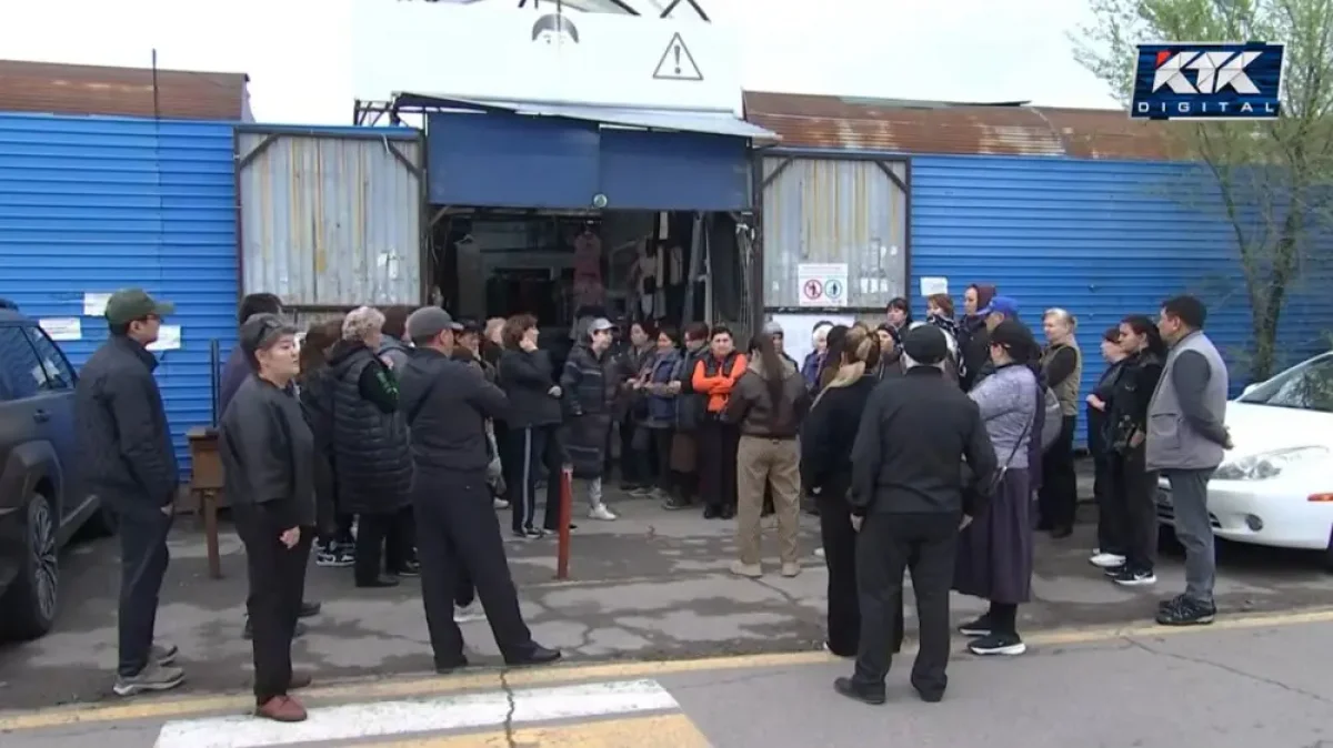 «Нас угрожали сжечь»: более 300 торговцев оказались заблокированы на барахолке в Алматы
