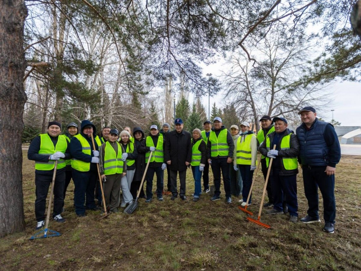 «Таза Қазақстан»: Жители Усть-Каменогорска и волонтеры вышли на общегородской субботник