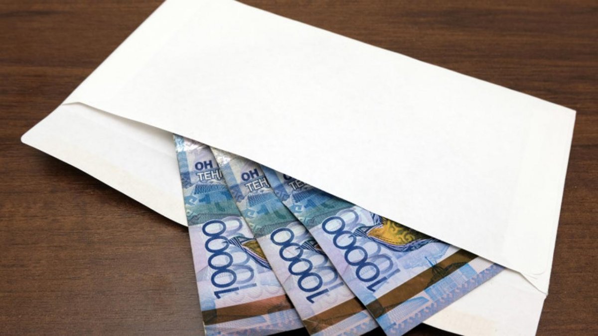 «Страховой парадокс»: Почему казахстанскому бизнесу выгоднее платить зарплаты в конвертах?