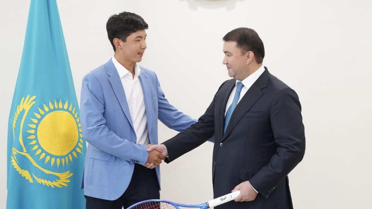 Аким Туркестанской области принял восходящую звезду тенниса Зангара Нурланулы