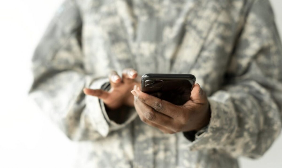 В армии Казахстана изменили правила использования телефонов