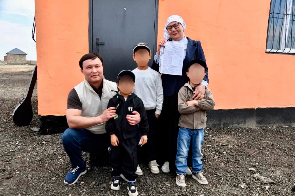 Депутат из Атырау подарил жильё четырём нуждающимся семьям
