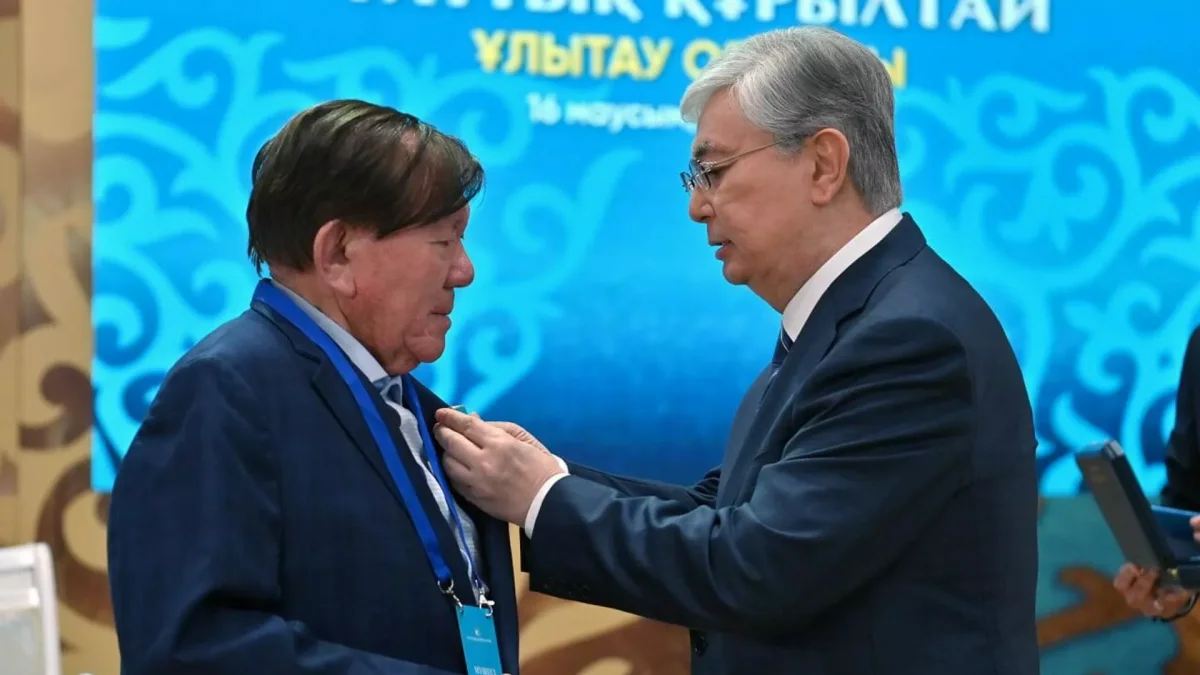 «Быть похороненным у мавзолея Арыстанбаб»: опубликовано последнее завещание Муxтара Шаханова