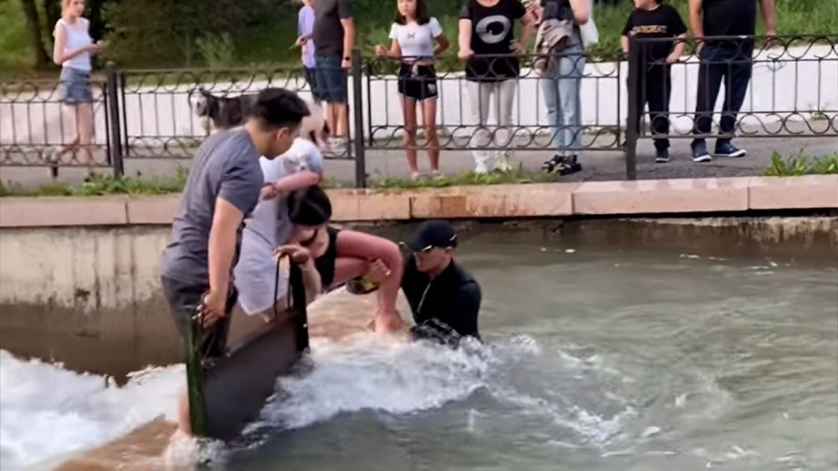 «Из воды торчали только детские руки»: в Алматы тренер во время пробежки спас тонущую девочку