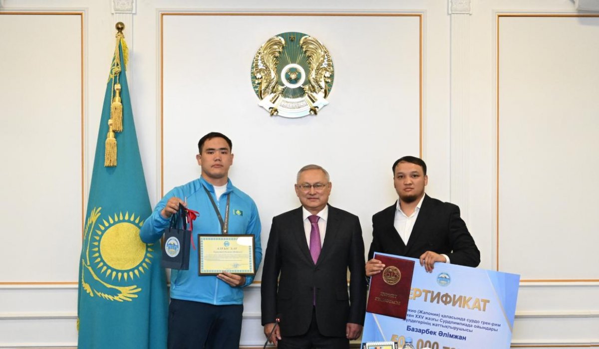 Бейбит Исабаев вручил квартиру призёру Сурдлимпийских игр Рамазану Абдрасилу