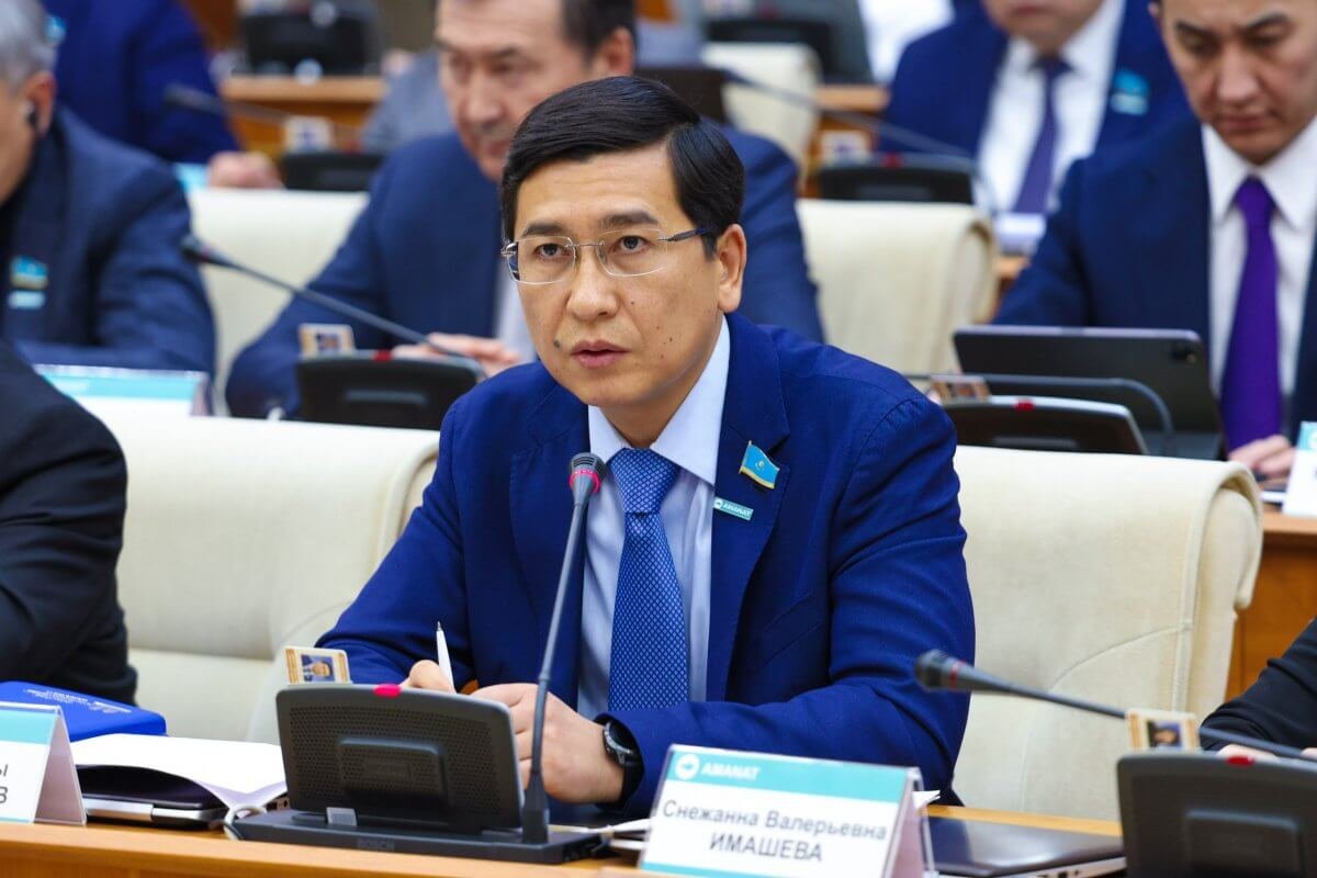 «30 лет учителя были «массовкой»: Аймагамбетов выступил против подчинения школ акиматам