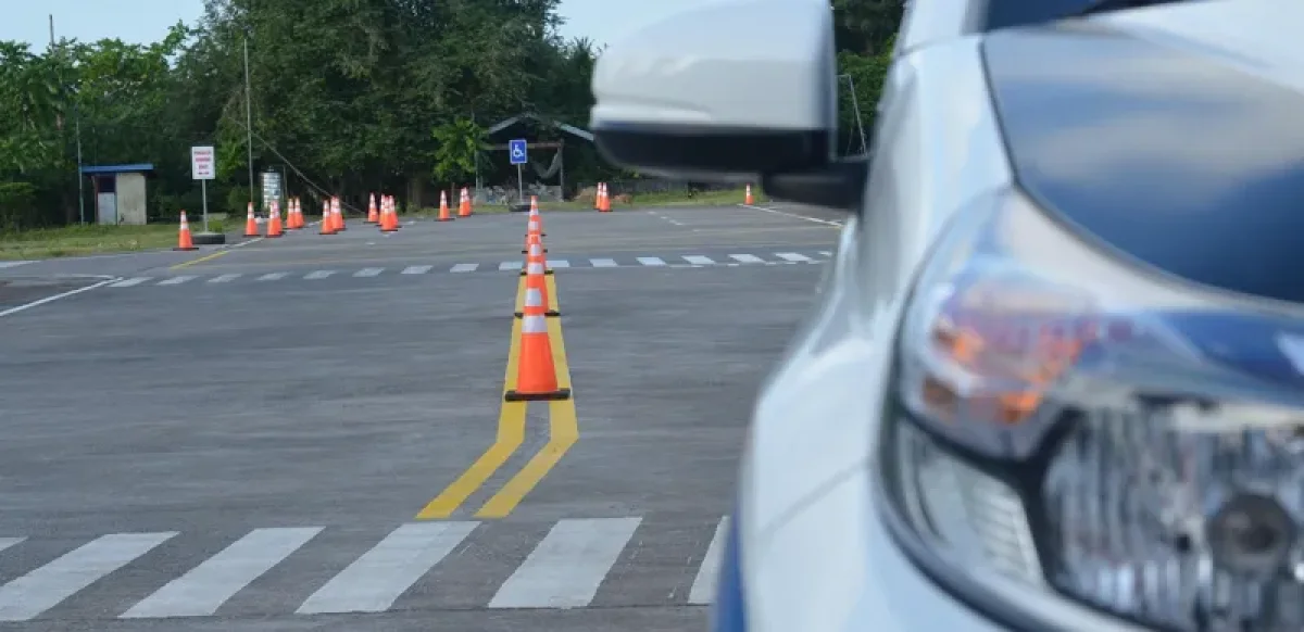 Почему в Казахстане приостановили обучение в сотнях автошкол