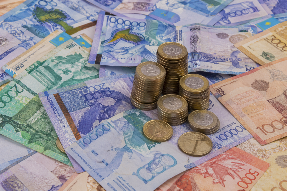 719 млрд тенге утекли за границу: куда уходят деньги казахстанцев и почему поступления в три раза меньше