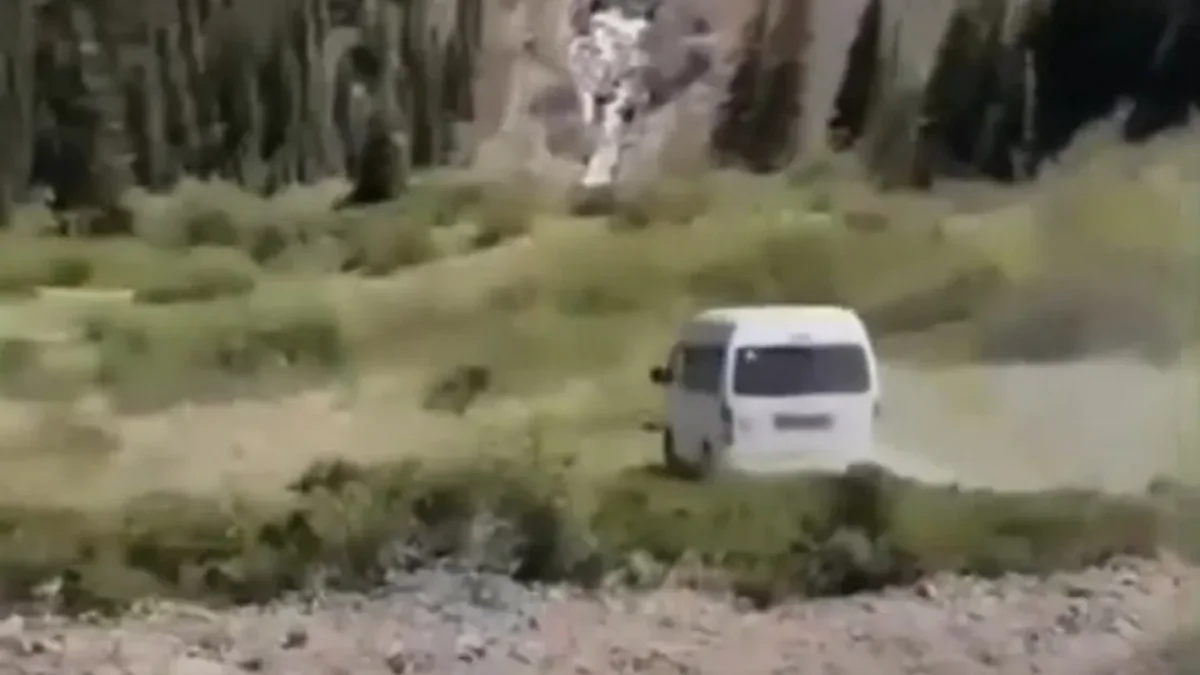 Секунды до трагедии: туристический автобус сорвался со склона у Кольсая