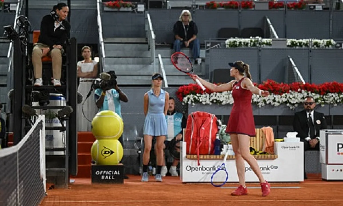 «Вы издеваетесь?!». Рыбакина устроила разборки прямо во время матча