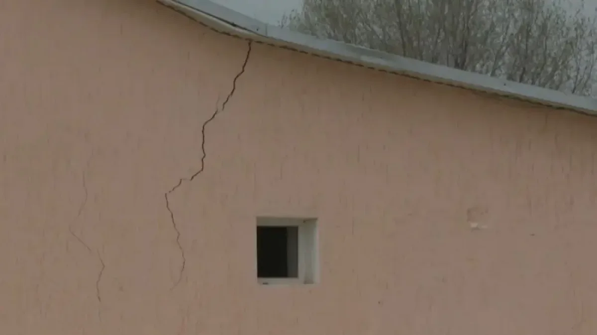 Здание может рухнуть: Родители в Жамбылской области отказываются пускать их в школу