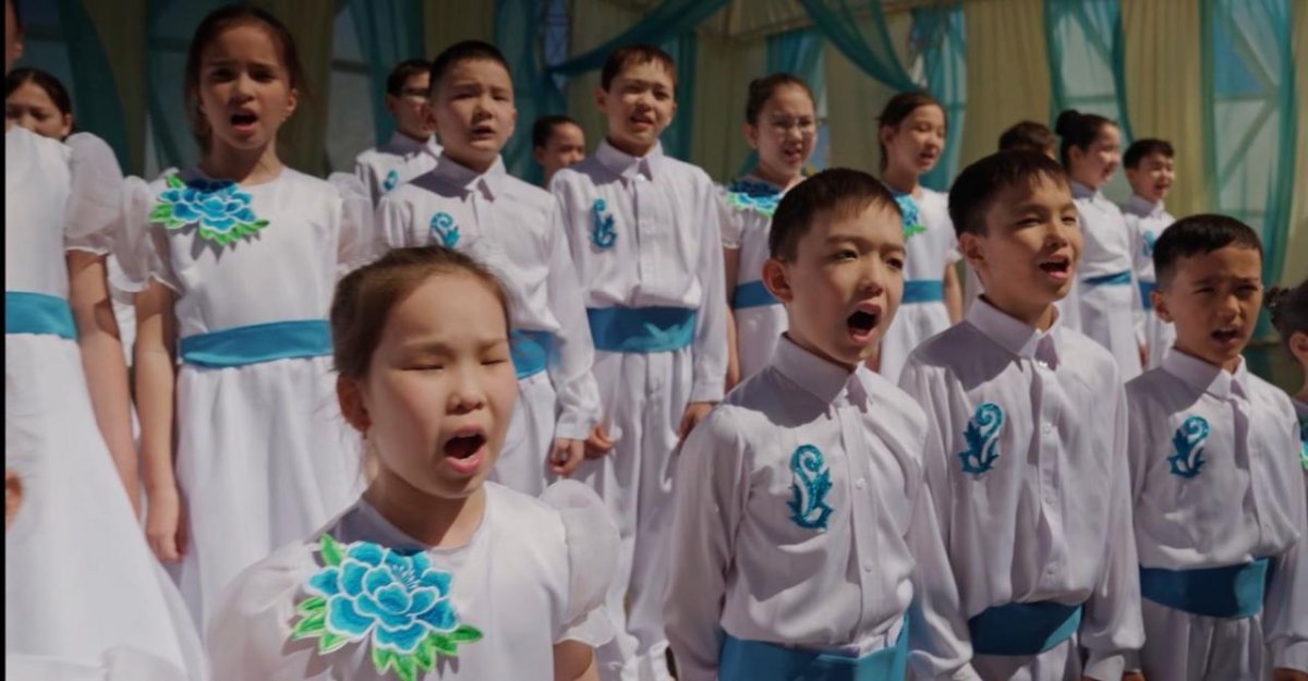 Астанинские 3000 школьников исполнили песню «Ақ көгершін» ко дню единства