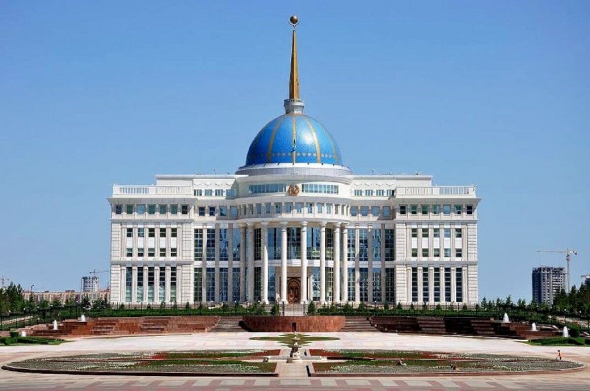 Токаев поздравил казахстанцев с Днем единства