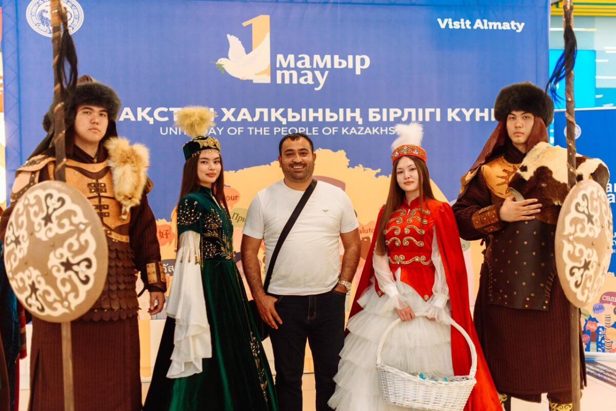 Символ гостеприимства: в аэропорту Алматы прошла акция ко Дню единства