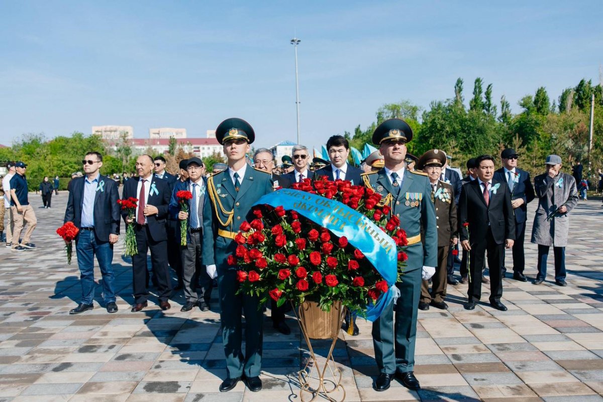 Жители Атырау возложили цветы к Вечному огню в День Победы