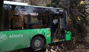 В Алматы вследствие столкновения двух городских автобусов произошло крупное ДТП