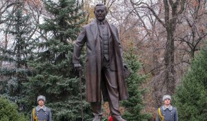 В Алматы открылся памятник Ахмету Байтурсынову
