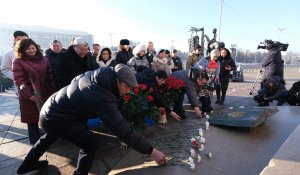 В Алматы люди возлагают цветы у монумента Независимости