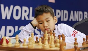 8-летний казахский мальчик победил гроссмейстерку и экс-министрку Латвии по шахматам
