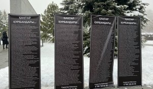 Растяжки с именами погибших в Қаңтар появились на мемориале в Алматы