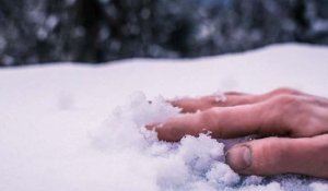 Мужчина, оказавшийся под снегом, спасся с помощью телефона
