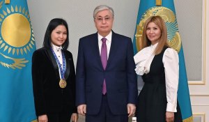 Глава государства лично поздравил Бибисару Асаубаеву и принял её вместе с мамой