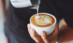 Полезное свойство кофе с молоком выявлено учеными