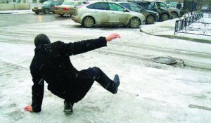 В Кызылорде гололед: люди сами чистят дороги